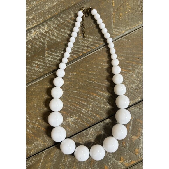 Napier White Goldtone Lucite Graduated Bead Necklace Classic Vtg 20” end2end - Picture 1 of 3